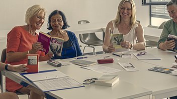 Bild: Teilnehmerinnen mit Büchern in einem Literaturseminar der Frauenakademie Ulm