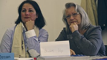 Bild: Jüngere und ältere Teilnehmerinnen an der Frauenakademie Ulm