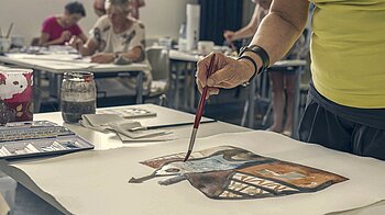 Bild: Eine Frau malt entspannt ein Bild