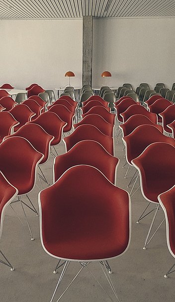 Bild: Stühle im Club Orange