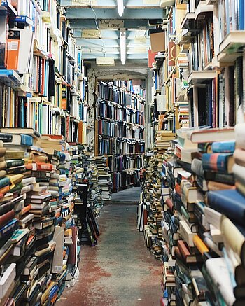 Bild: Bücherregale und Bücherstapel