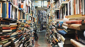 Bild: Bücherregale und Bücherstapel