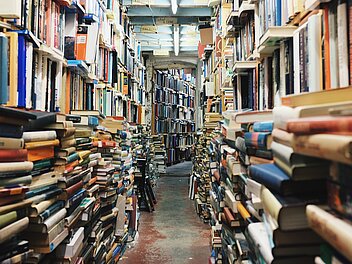 Bild: Bücherregale und Bücherstapel