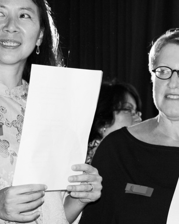 Teilnehmerinnen der Frauenakademiemit ihren Zertifikaten Bild: Teilnehmerinnen der Frauenakademiemit ihren Zertifikaten