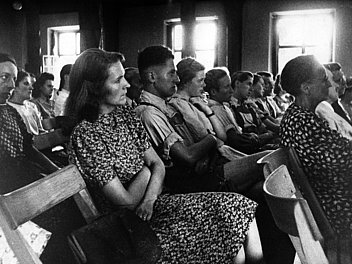 Bild: Zuhörerinnen und Zuhörer in der Ulmer Volkshochschule um das Jahr 1946