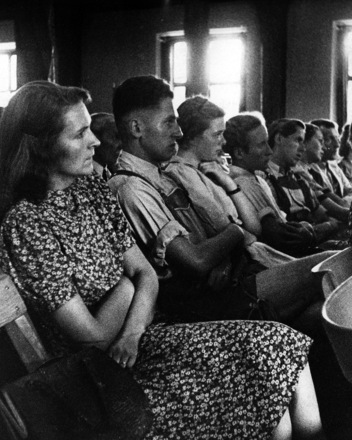 Bild: Zuhörerinnen und Zuhörer in der Ulmer Volkshochschule um das Jahr 1946