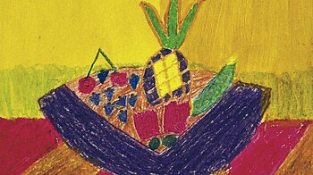 Bild: Obstschale auf Streifen vor gelbem Hintergrund