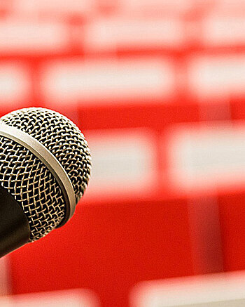 Bild: Mikrofon vor Stühlen, Vortrag in der vh Ulm