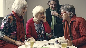 Bild: Vier Teilnehmerinnen der Frauenakademie Ulm im Gespräch