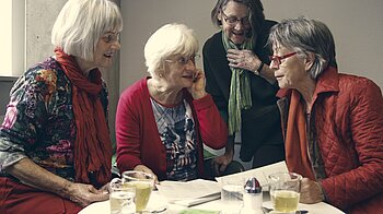 Bild: Vier Teilnehmerinnen der Frauenakademie Ulm im Gespräch