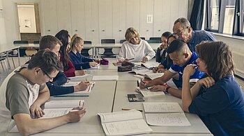 Bild: Hauptschulunterricht mit Lehrkräften