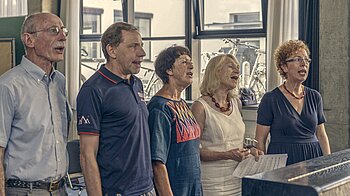 Bild: Fünf Menschen singen gemeinsam im Gesangskurs an der vh ulm