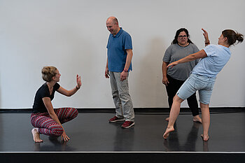 Vier Teilnehmer führen eine Improvisation durch