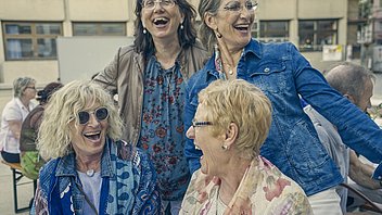 Bild: Lachende Teilnehmerinnen der Frauenakademie Ulm beim Jubiläumsfest 30 Jahre Frauenakademie