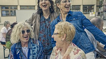Bild: Lachende Teilnehmerinnen der Frauenakademie Ulm beim Jubiläumsfest 30 Jahre Frauenakademie