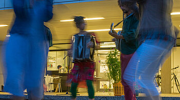 Bild: Tanzende Frauen vor dem EinsteinHaus