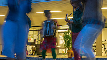 Bild: Tanzende Frauen vor dem EinsteinHaus