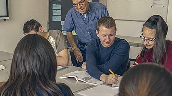 Bild: Lehrer und Schüler