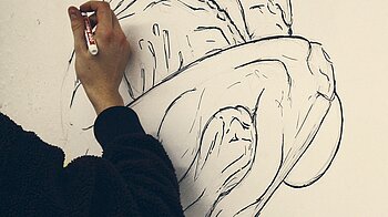 Bild: Jugendlicher gestaltet Skizze im kontiki-Zeichenatelier