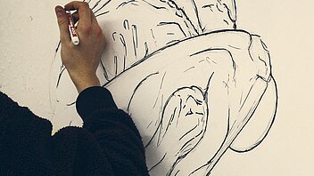 Bild: Jugendlicher gestaltet Skizze im kontiki-Zeichenatelier