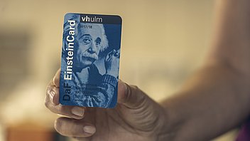 Bild: Die EinsteinCard der Ulmer Volkshochschule