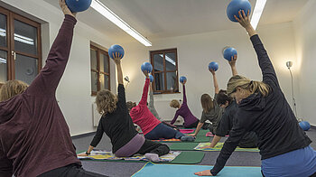 Bild: Teilnehmerinnen eines Gesundheitskurses