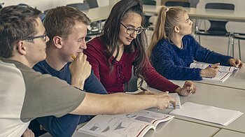 Bild: Drei Lernende im Vorbereitungskurs zum Hauptschulabschluss