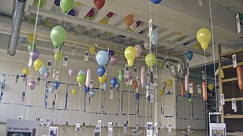 Bild: 360 Luftballons schweben im großen Saal des kontikis