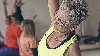 Bild: Teilnehmerin im Yogakurs