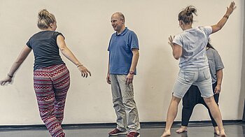 Bild: Vier Personen führen eine Improvisations-Übung durch
