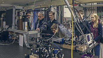 Bild: Kolleg-Studenten im Physik-Labor