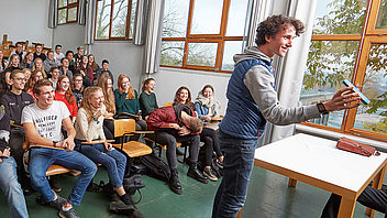 Bild: Kollegstudierende im kleinen Hörsaal