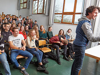 Bild: Kollegstudierende im kleinen Hörsaal