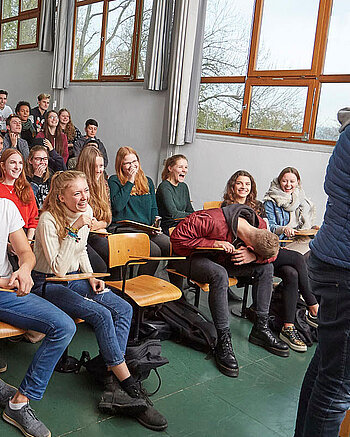 Bild: Kollegstudierende im kleinen Hörsaal