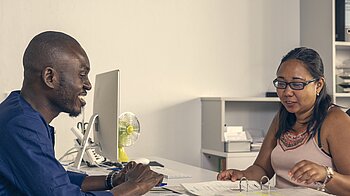 Bild: Teilnehmer bei der Einstufungsberatung und Kursanmeldung