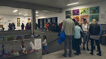 Bild: Besucher einer farbenfrohen kontiki-Vernissage in der vh ulm