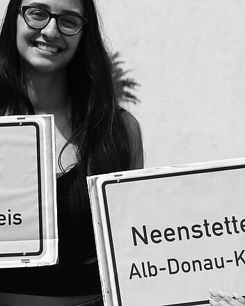 Bild: Ortsschild Neenstetten und vh Ulm im Alb-Donau-Kreis