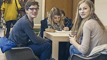 Bild: Kolleg-Student*innen in der Pause