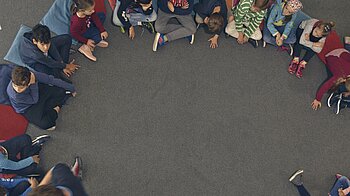 Bild: Schulklasse im Kreis im kontiki-Foyer