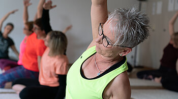 Bild: Teilnehmerinnen eines Yogakurses
