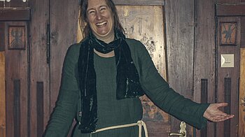 Bild: Geschichtenerzählerin im Märchenzimmer des Schloss Klingenstein