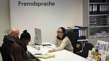 Bild: Beratung im DaF Büro
