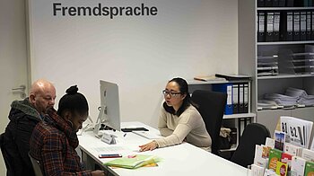 Bild: Beratung im DaF Büro