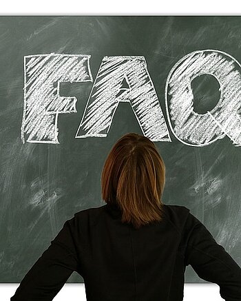 Bild: Frau vor Schultafel mit FAQ Aufschrift