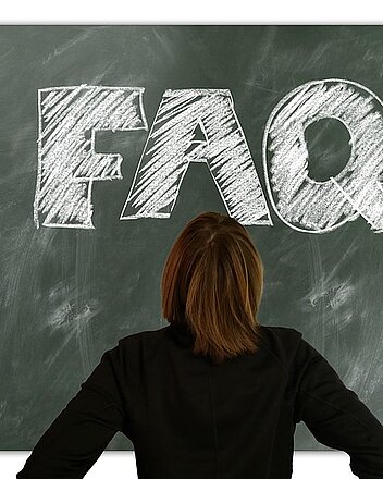 Bild: Frau vor Schultafel mit FAQ Aufschrift