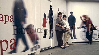 Bild: Teilnehmerinnen der Frauenakademie vor Fotowand in Barcelona