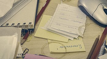 Bild: Ein Schreibtisch mit Büromaterial darauf.