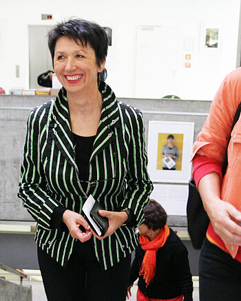 Bild: Teilnehmerin und Dozentin der Frauenakademie Ulm im Treppenhaus vom EinsteinHaus