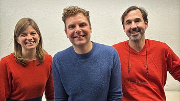 Kolleg-Leiter Dr. Andreas Lörcher (Mitte) mit vh-Leiter Dr. Christoph Hantel und Kollegin Alexandra Krauß