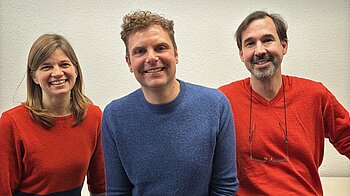 Kolleg-Leiter Dr. Andreas Lörcher (Mitte) mit vh-Leiter Dr. Christoph Hantel und Kollegin Alexandra Krauß